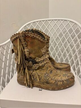El Vaquero Fringed Floral Ankle Boots in Distressed Tan